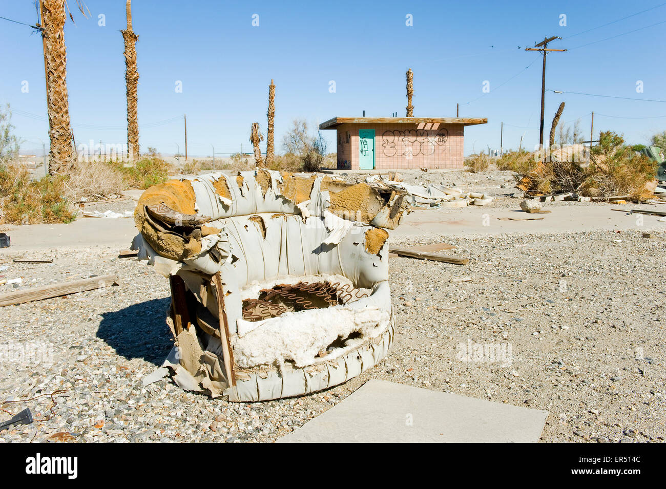 Abbandonata la sedia, Salton Sea Beach, nel sud della California, Stati Uniti d'America Foto Stock
