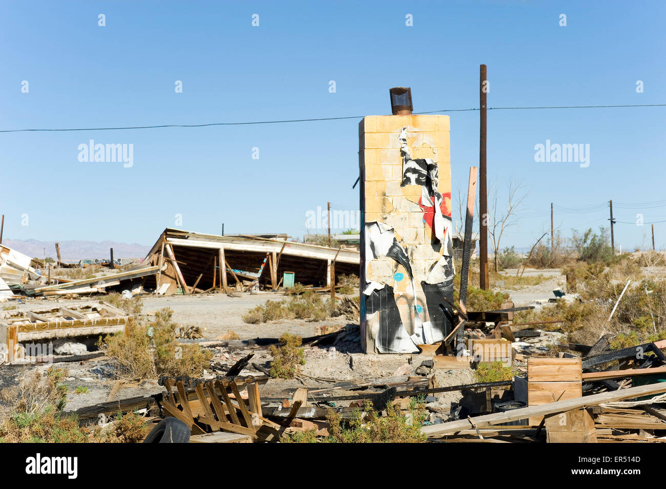 Edifici abbandonati, strappato poster sul camino, Salton Sea Beach, nel sud della California, Stati Uniti d'America. Foto Stock