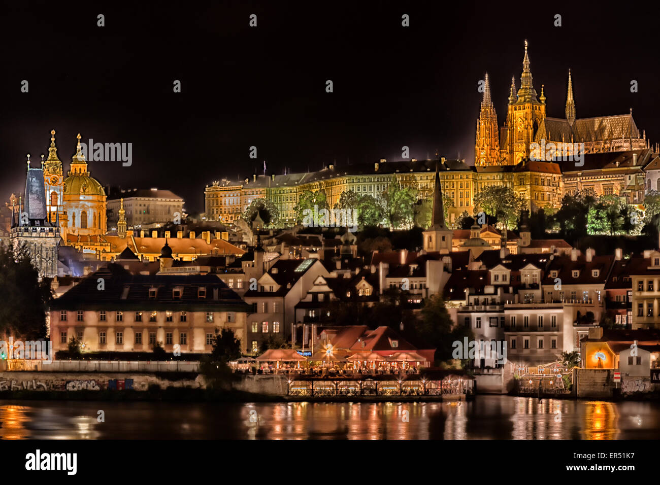 Vista notturna di Praga: San Nicola chiesa barocca, Hradcany, il castello e la Cattedrale di San Vito. Foto Stock