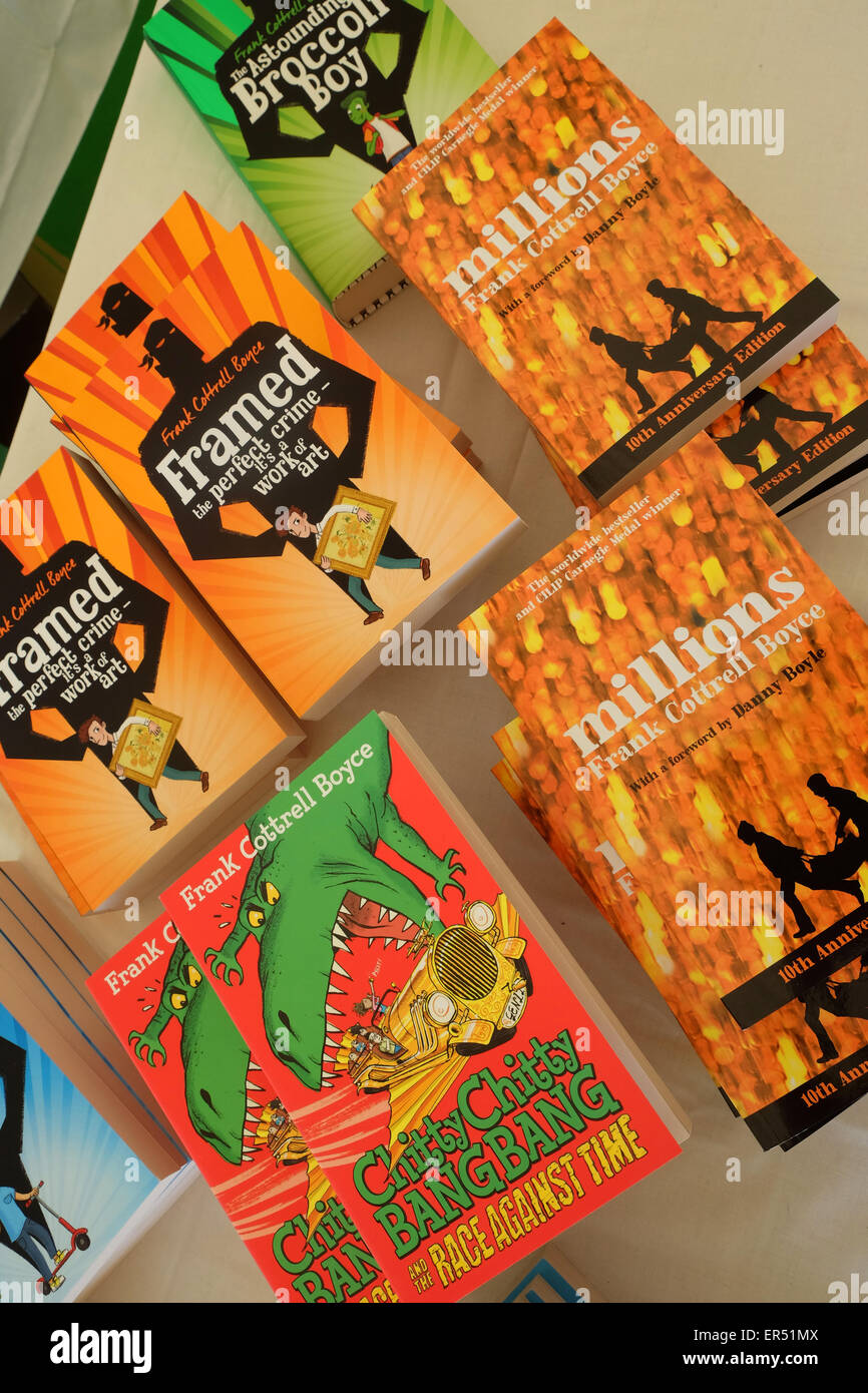 Festival di fieno, Maggio 2015 - i libri per bambini autore del Frank Cottrell Boyce in vendita presso il bookshop del festival tra cui best-seller milioni. Foto Stock