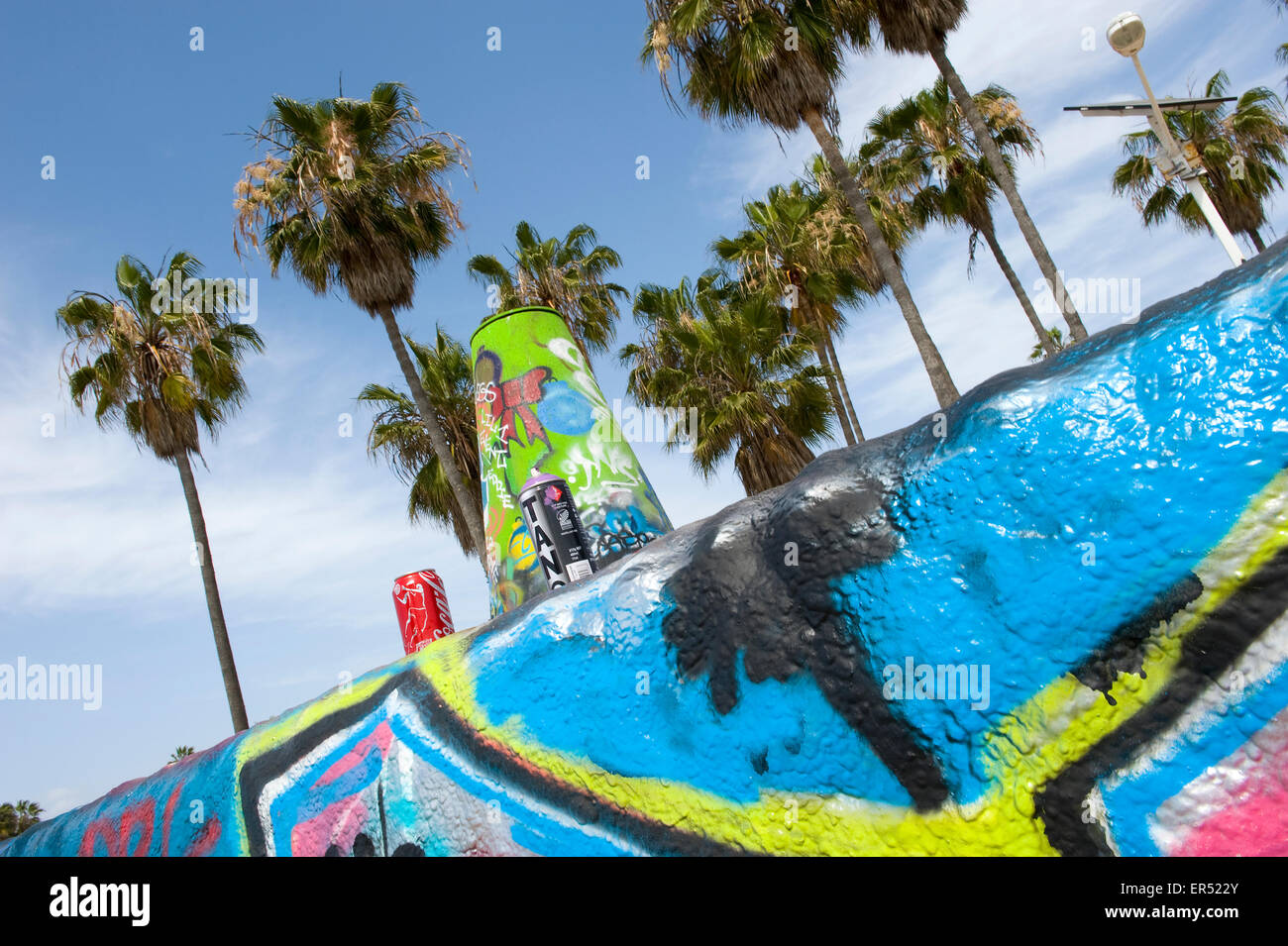 Le lattine sulla parete dipinta con alberi di palma e il cielo in terra, Venice Beach, California, Stati Uniti d'America. Foto Stock