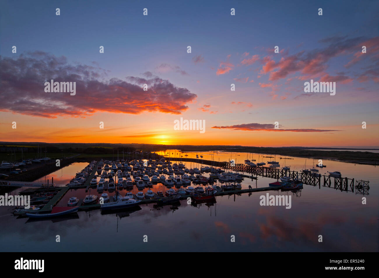 Una vista di camminare nella marina di Northumberland in primavera al tramonto guardando verso di Warkworth villaggio da un punto di vista elevato Foto Stock