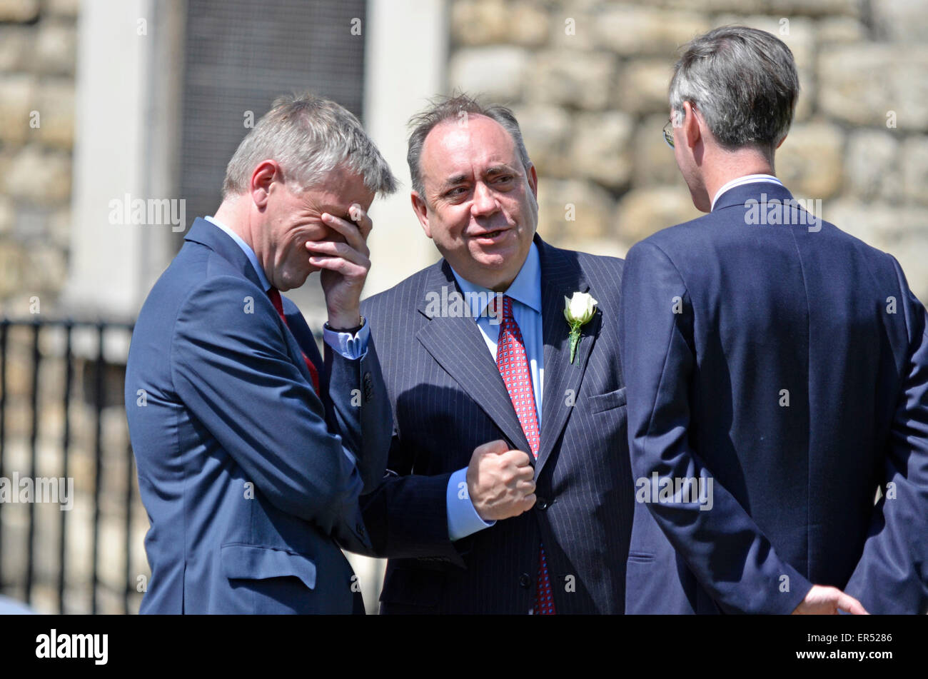 Londra, Regno Unito. 27 Maggio, 2015. Apertura della condizione del Parlamento. Alex Salmond parlando a Giacobbe Rees-Mogg su College Green, Westminster e la condivisione di uno scherzo Foto Stock