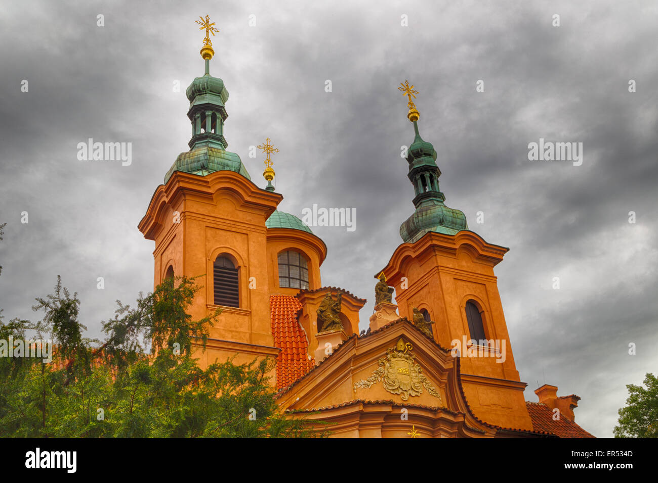 Cattedrale di San Lorenzo a Petrin Hill a Praga: brown pareti e tetti verdi Foto Stock
