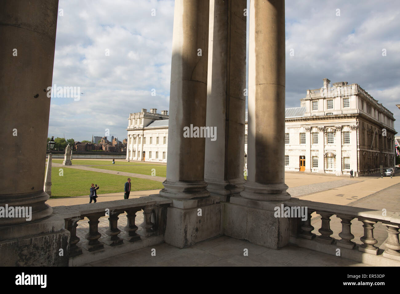 Queen Anne Corte vista attraverso i pilastri di King William corte, Old Royal Naval College, Marittime Greenwich, London, Regno Unito Foto Stock