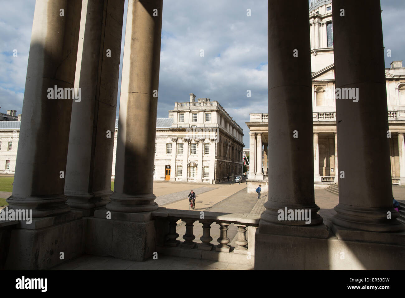 Cappella presso la Old Royal Naval College e Queen Anne corte, attraverso i pilastri di King William corte, Marittime Greenwich, Regno Unito Foto Stock