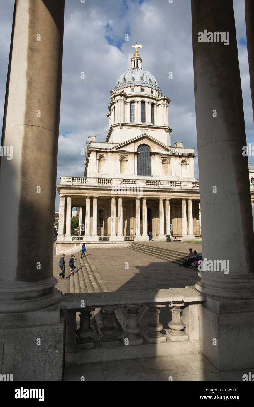 Cappella presso la Old Royal Naval College, visto attraverso i pilastri di King William corte al Maritime Greenwich, London, Regno Unito Foto Stock