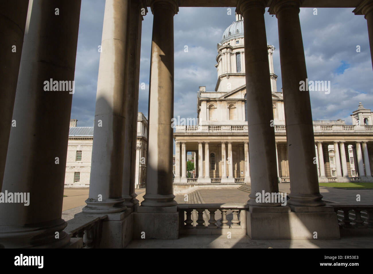 Cappella presso la Old Royal Naval College, visto attraverso i pilastri di King William corte al Maritime Greenwich, London, Regno Unito Foto Stock