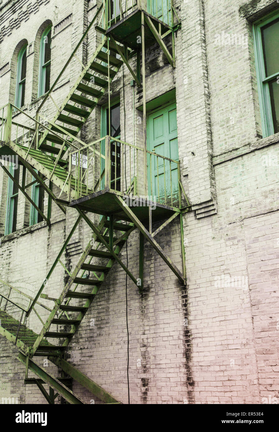 Fire escape al di fuori di un vecchio edificio in San Antonio, Texas, Stati Uniti d'America Foto Stock