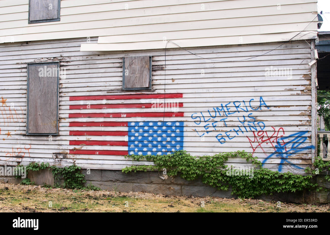 Una casa abbandonata nella parte interna della città di Cleveland, Ohio con graffiti dipinto su di esso pronta per essere demolita. Foto Stock