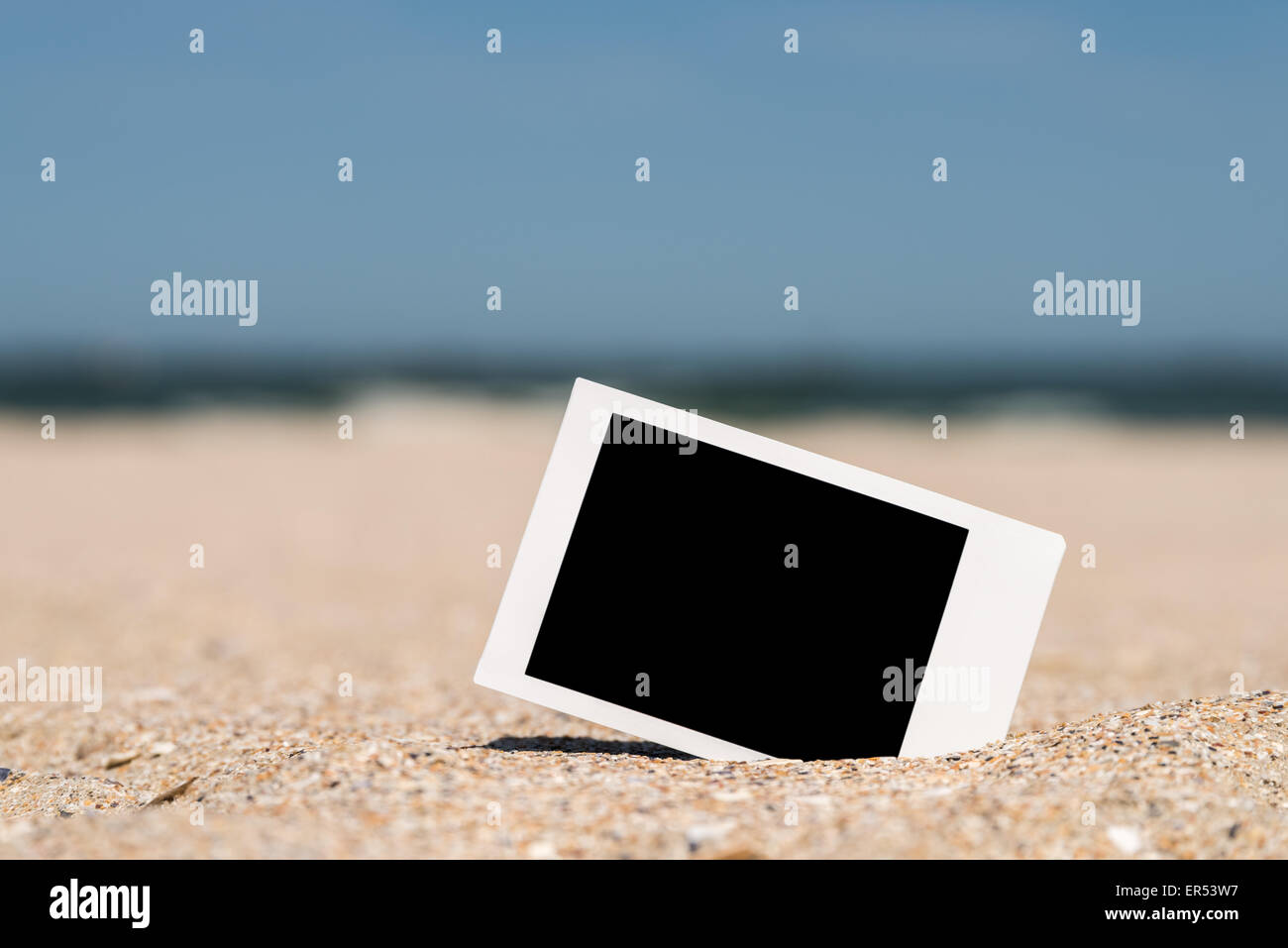 Blank retrò foto istantanea sulla spiaggia di sabbia in estate Foto Stock