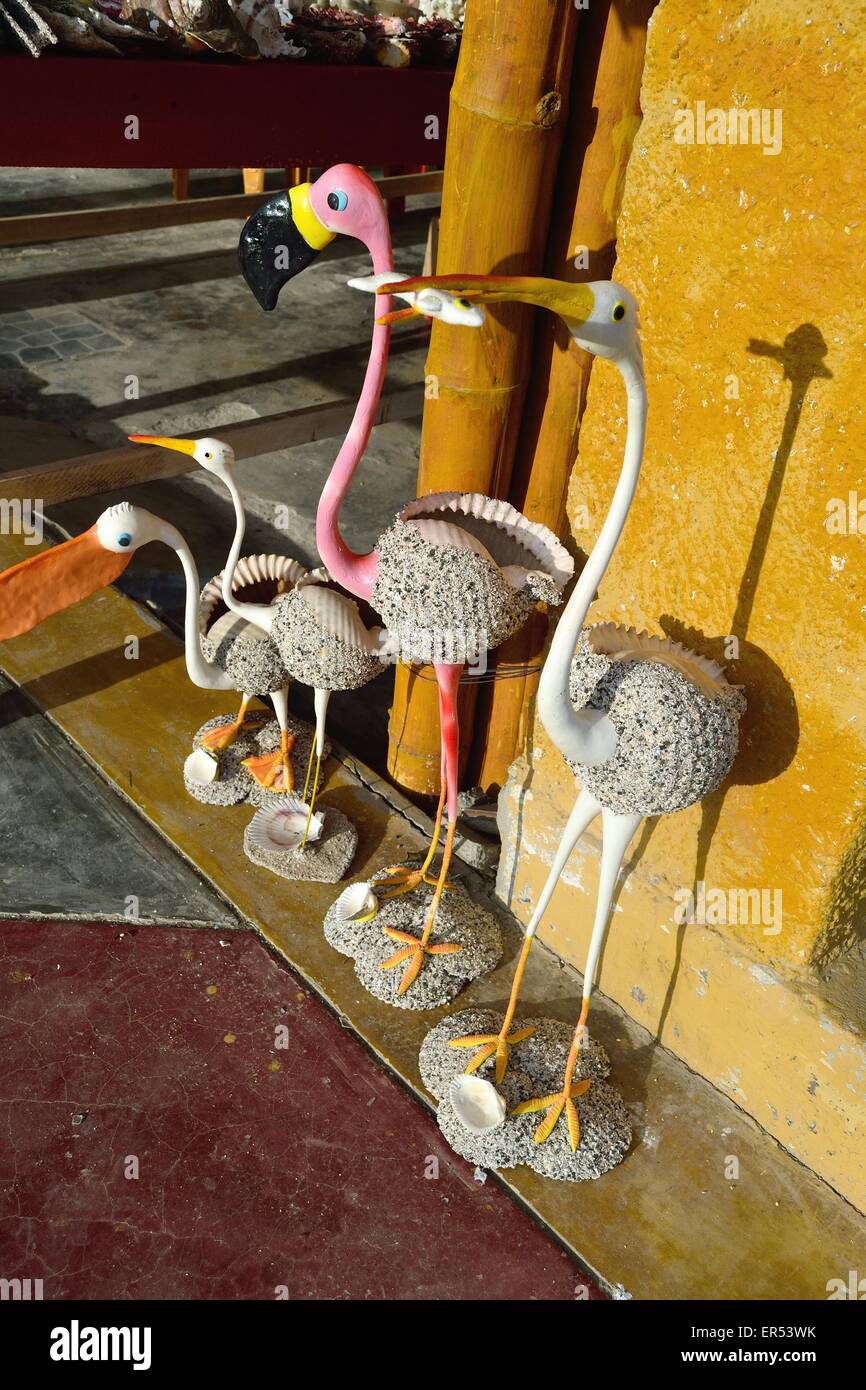 Flamingo - bancarelle di artigiani- Dock in PUERTO PIZARRO. Dipartimento di Tumbes .PERÙ Foto Stock