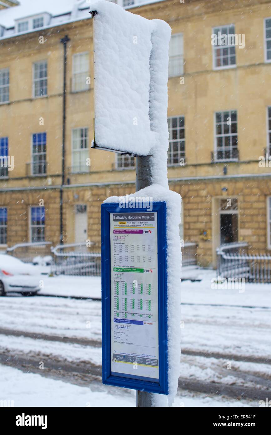 Fermata bus sotto la neve nella città georgiana di Bath Foto Stock