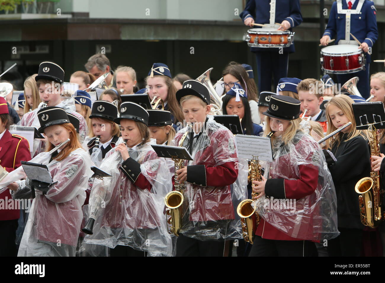 Bergen, Norvegia. 27 Maggio, 2015. Giovani musicisti eseguire durante la cerimonia di apertura della 63a Bergen Festival internazionale di Bergen, Norvegia. Credito: Brendan Donnelly/Alamy Live News Foto Stock