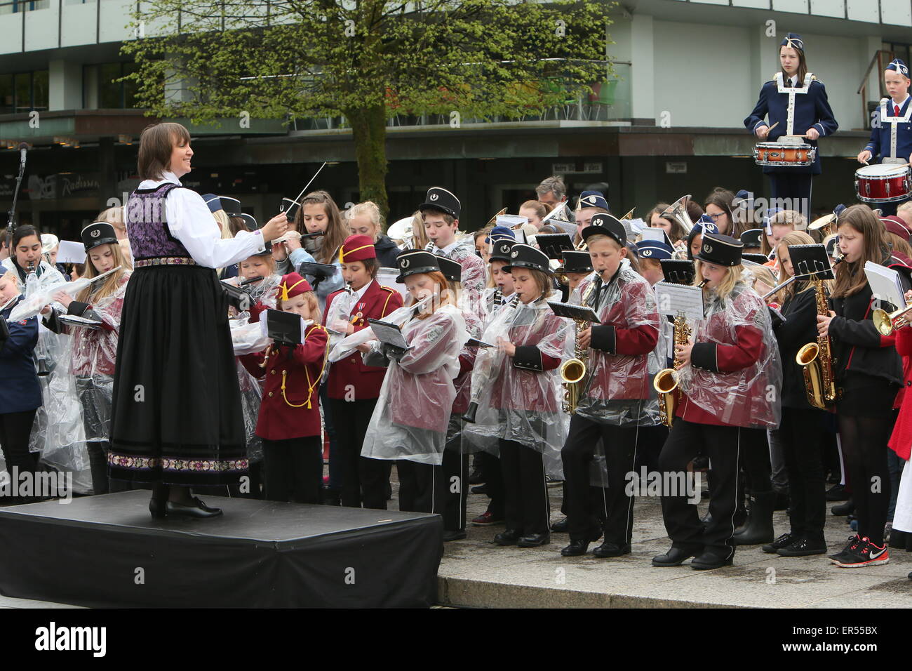 Bergen, Norvegia. 27 Maggio, 2015. Giovani musicisti eseguire durante la cerimonia di apertura della 63a Bergen Festival internazionale di Bergen, Norvegia. Credito: Brendan Donnelly/Alamy Live News Foto Stock