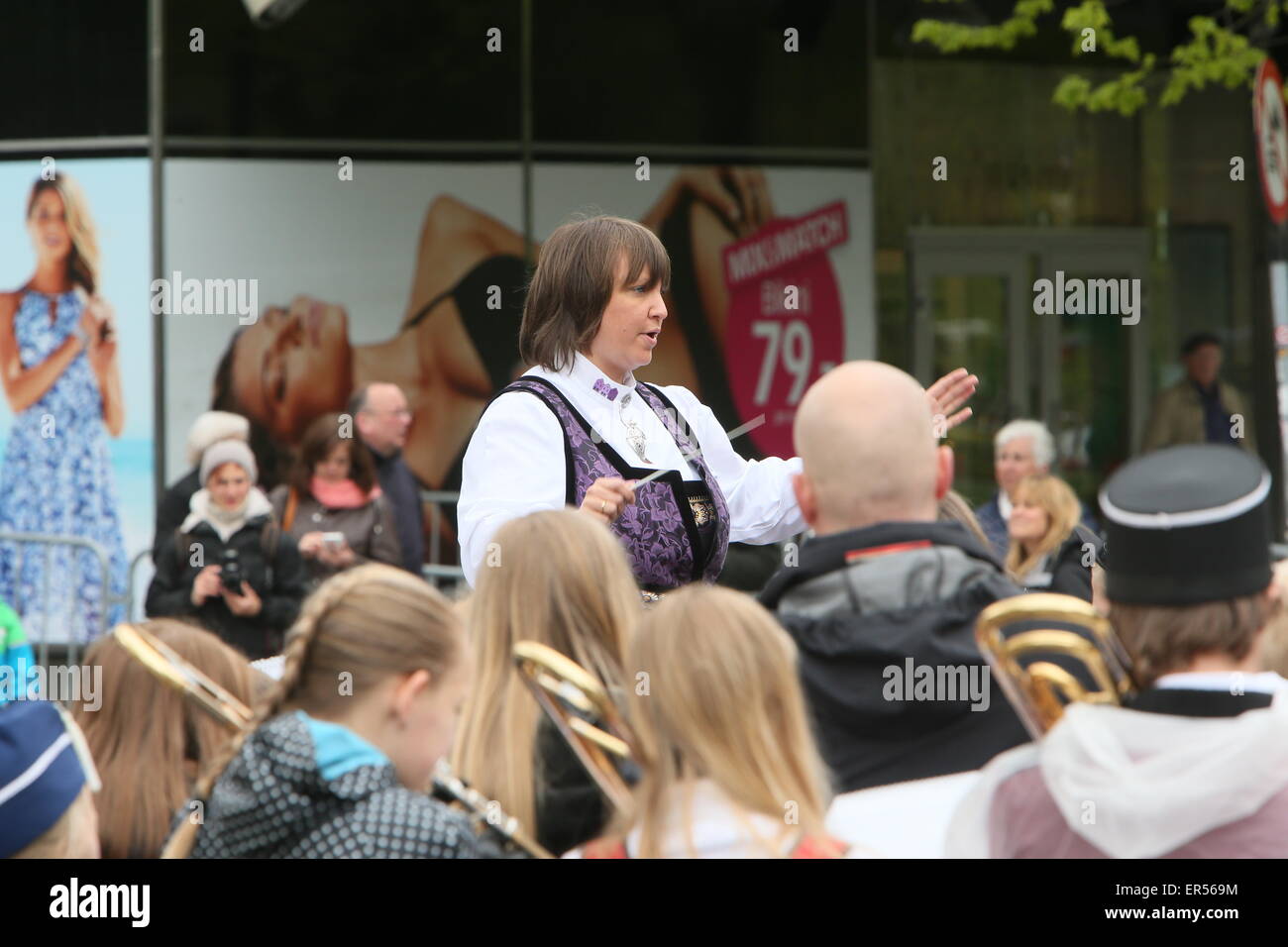 Bergen, Norvegia. 27 Maggio, 2015. Giovani musicisti eseguire durante la cerimonia di apertura della 63a Bergen Festival internazionale di Bergen, Norvegia. Credito: Brendan Donnelly/Alamy Live News Foto Stock