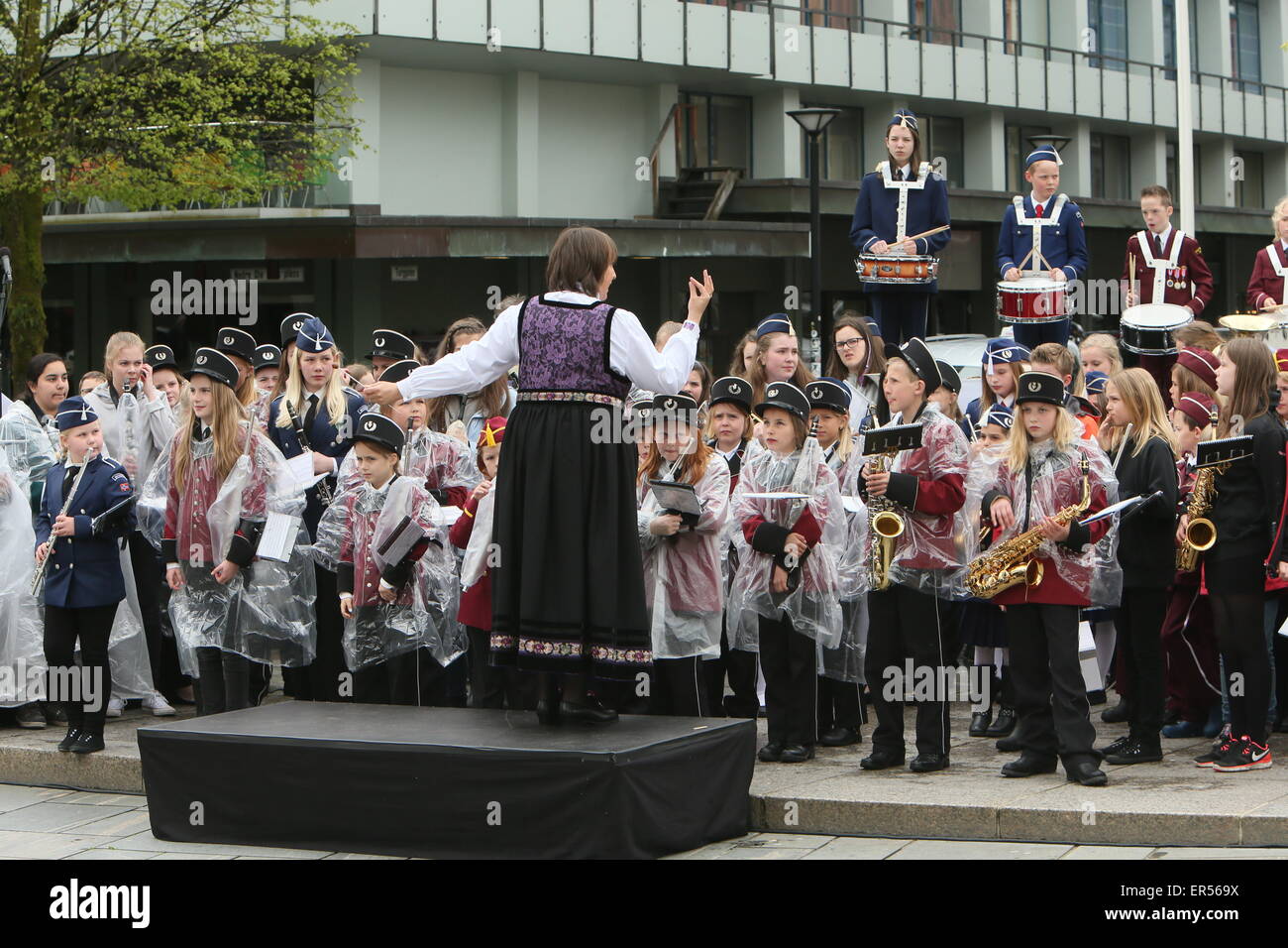Bergen, Norvegia. 27 Maggio, 2015. Giovani musicisti eseguire durante la cerimonia di apertura della 63a Bergen Festival internazionale di Bergen, Norvegia. Credito: Brendan Donnelly/Alamy Live News Foto Stock