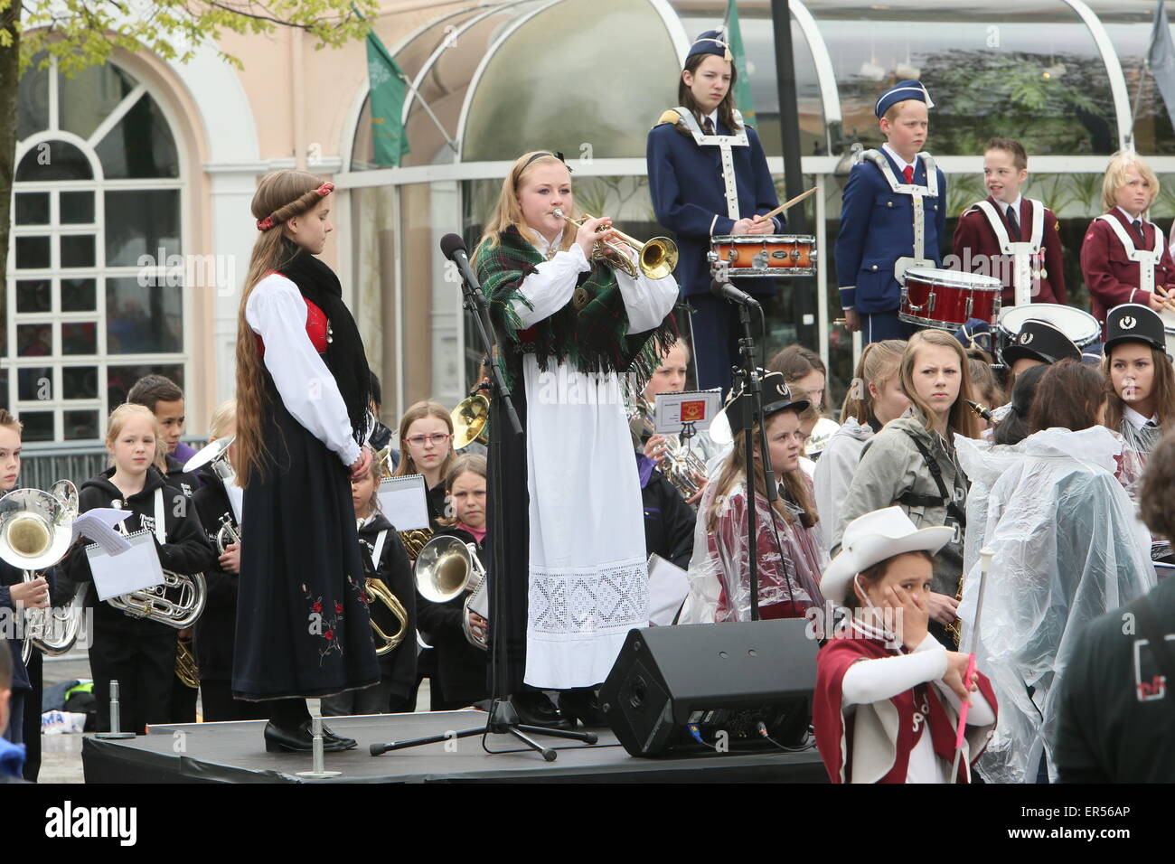 Bergen, Norvegia. 27 Maggio, 2015. Giovani musicisti eseguire durante la cerimonia di apertura della 63a Bergen Festival internazionale di Bergen, Norvegia. Credito: Brendan Donnelly/Alamy Live News Foto Stock