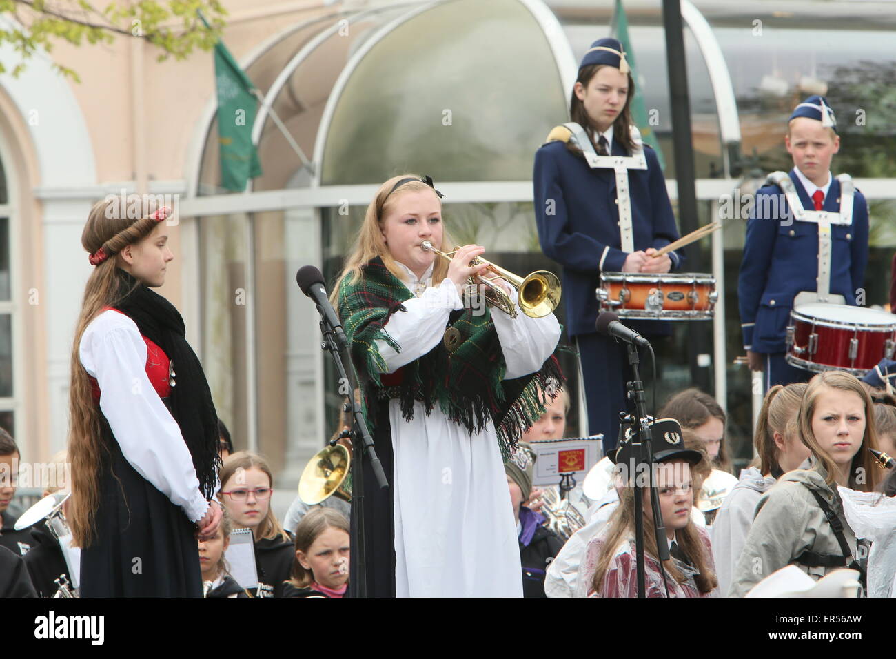Bergen, Norvegia. 27 Maggio, 2015. Giovani musicisti eseguire durante la cerimonia di apertura della 63a Bergen Festival internazionale di Bergen, Norvegia. Credito: Brendan Donnelly/Alamy Live News Foto Stock