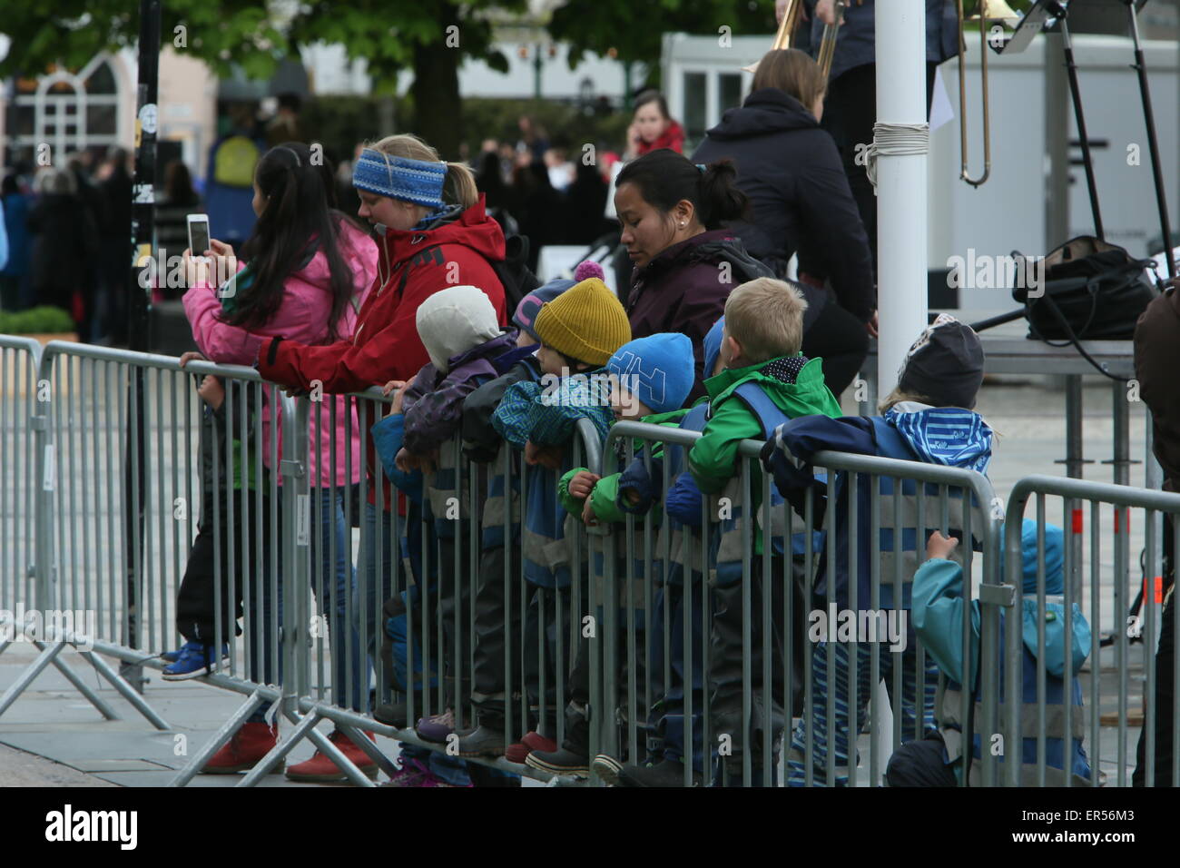 Bergen, Norvegia. 27 Maggio, 2015. Bambini attendere dietro le barriere per vedere l'arrivo della regina Sonja prima della cerimonia di apertura del Festival internazionale di Bergen a Bergen, Norvegia. Credito: Brendan Donnelly/Alamy Live News Foto Stock