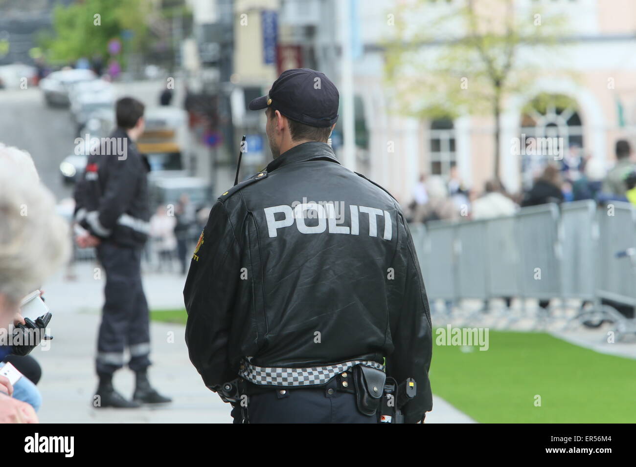 Bergen, Norvegia. 27 Maggio, 2015. Un poliziotto di pattuglie Torgallmenningenon Square prima dell'arrivo della regina Sonja per la cerimonia di apertura del Festival internazionale di Bergen a Bergen, Norvegia. Credito: Brendan Donnelly/Alamy Live News Foto Stock