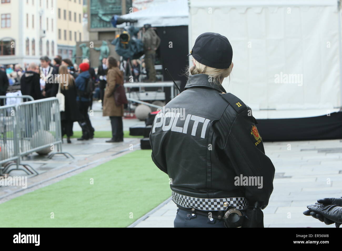 Bergen, Norvegia. 27 Maggio, 2015. Una poliziotta pattuglie Piazza Torgallmenningenon prima dell'arrivo della regina Sonja per la cerimonia di apertura del Festival internazionale di Bergen a Bergen, Norvegia. Credito: Brendan Donnelly/Alamy Live News Foto Stock