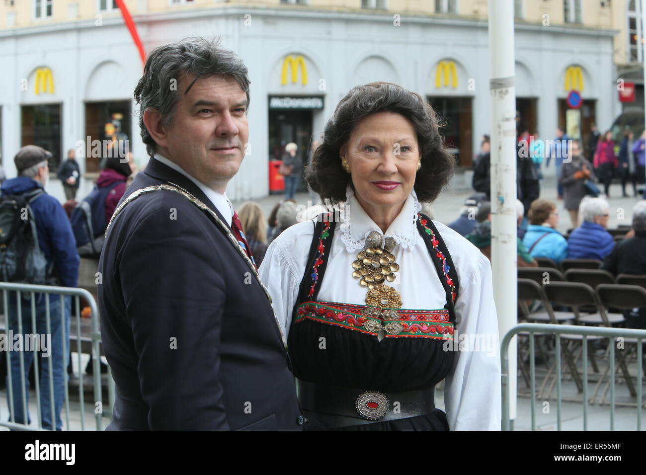 Bergen, Norvegia. 27 Maggio, 2015. Tom-Christer Nilsen, sindaco della contea di Hordaland e Ase Kleveland prima della cerimonia di apertura del Festival internazionale di Bergen a Bergen, Norvegia. Credito: Brendan Donnelly/Alamy Live News Foto Stock