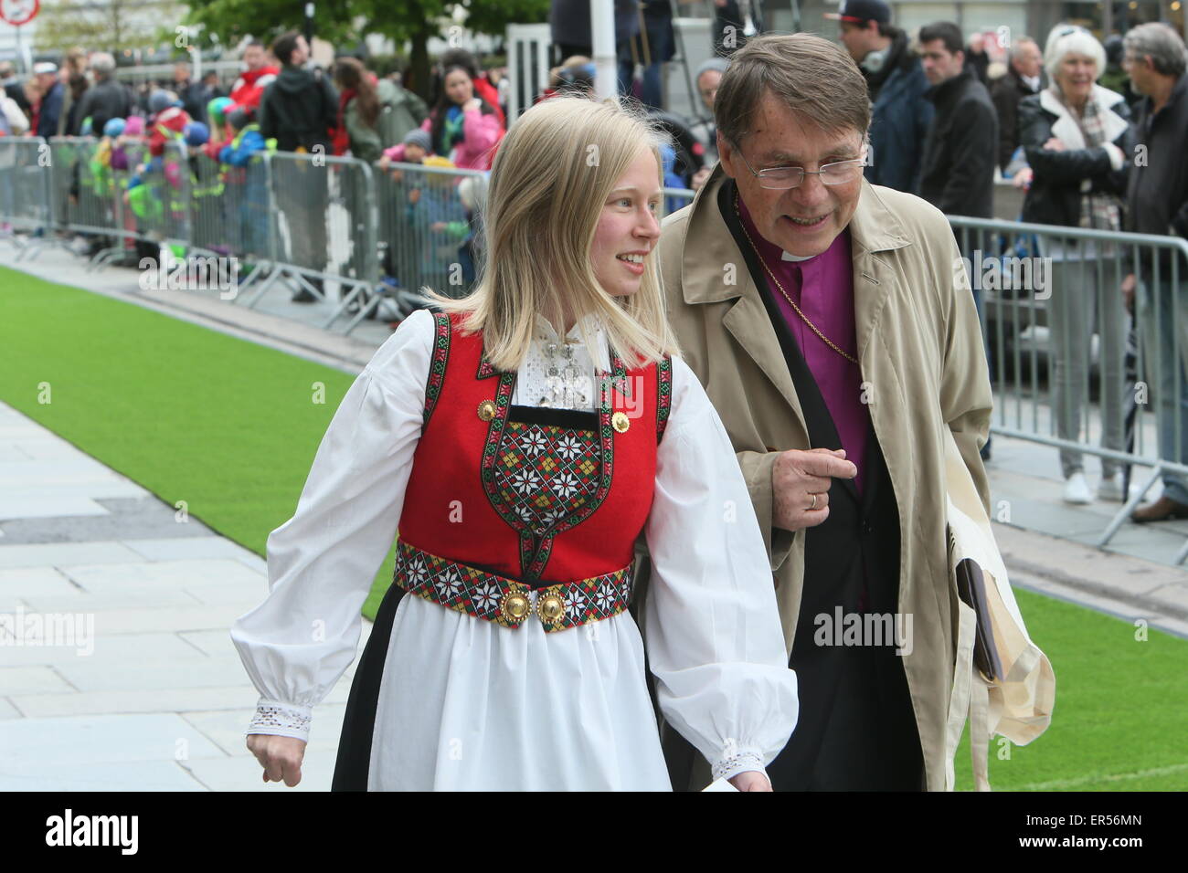 Bergen, Norvegia. 27 Maggio, 2015. Ex Vescovo di Oslo, Gunnar Stalsett (destra) con una ragazza in costume tradizionale prima della cerimonia di apertura del Festival internazionale di Bergen a Bergen, Norvegia. Credito: Brendan Donnelly/Alamy Live News Foto Stock