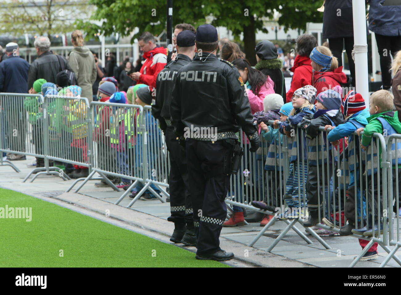 Bergen, Norvegia. 27 Maggio, 2015. Poliziotti norvegesi di pattuglia durante la cerimonia di apertura del Festival internazionale di Bergen a Bergen, Norvegia. Credito: Brendan Donnelly/Alamy Live News Foto Stock