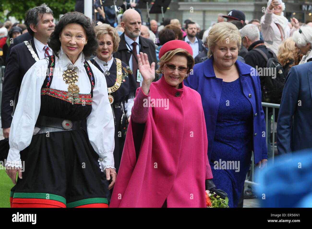 Bergen, Norvegia. 27 Maggio, 2015. Cantante norvegese e del politico Ase Kleveland (sinistra), Queen Sonja (centro) e il Primo Ministro Erna Solberg prima della cerimonia di apertura del Festival internazionale di Bergen a Bergen, Norvegia. Credito: Brendan Donnelly/Alamy Live News Foto Stock