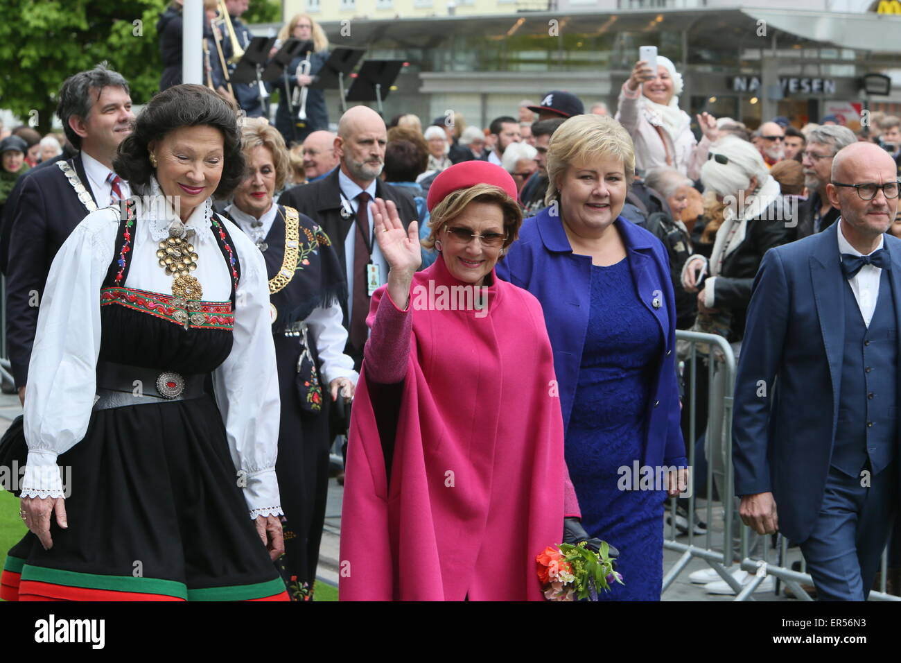 Bergen, Norvegia. 27 Maggio, 2015. Queen Sonja onde per la folla come Primo Ministro Erna Solberg si affaccia sulla prima della cerimonia di apertura del Festival internazionale di Bergen a Bergen, Norvegia. Credito: Brendan Donnelly/Alamy Live News Foto Stock