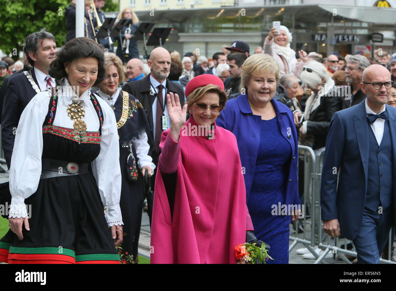 Bergen, Norvegia. 27 Maggio, 2015. Queen Sonja onde per la folla come Primo Ministro Erna Solberg si affaccia sulla prima della cerimonia di apertura del Festival internazionale di Bergen a Bergen, Norvegia. Credito: Brendan Donnelly/Alamy Live News Foto Stock