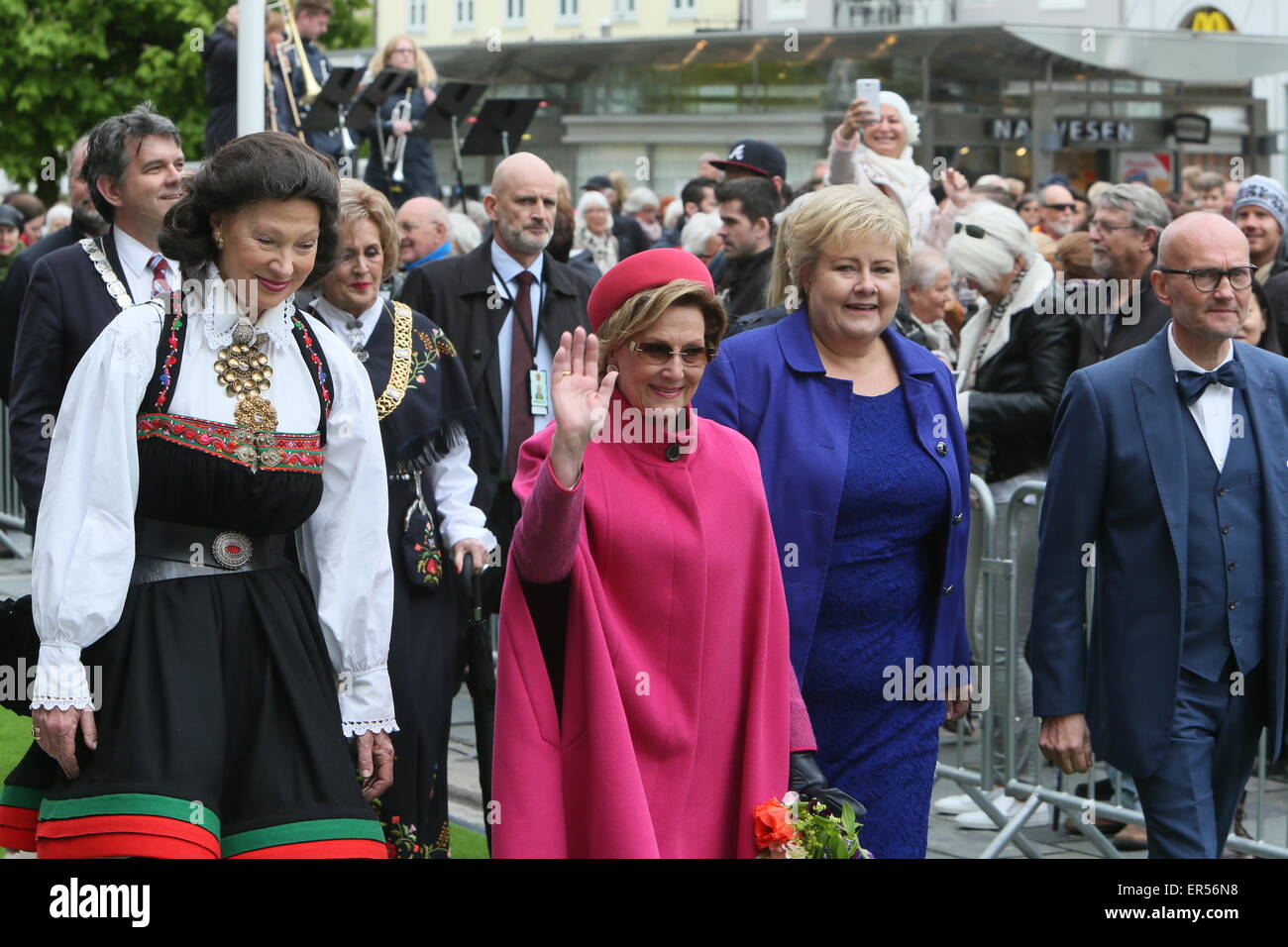 Bergen, Norvegia. 27 Maggio, 2015. Queen Sonja onde per la folla come Primo Ministro Erna Solberg si affaccia sulla prima della cerimonia di apertura del Festival internazionale di Bergen a Bergen, Norvegia. Credito: Brendan Donnelly/Alamy Live News Foto Stock