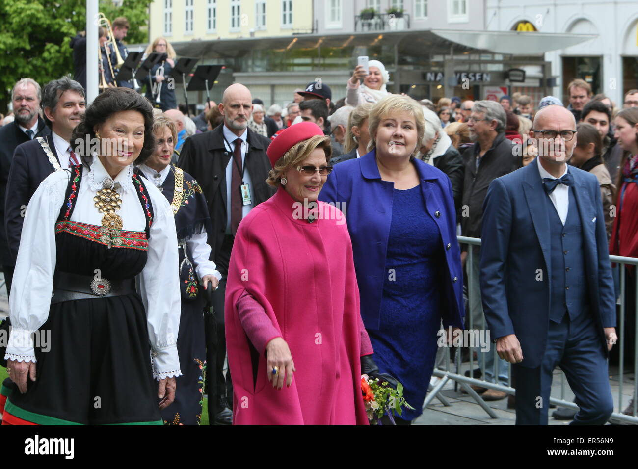 Bergen, Norvegia. 27 Maggio, 2015. Cantante norvegese e del politico Ase Kleveland (sinistra), Queen Sonja (centro) e il Primo Ministro Erna Solberg prima della cerimonia di apertura del Festival internazionale di Bergen a Bergen, Norvegia. Credito: Brendan Donnelly/Alamy Live News Foto Stock