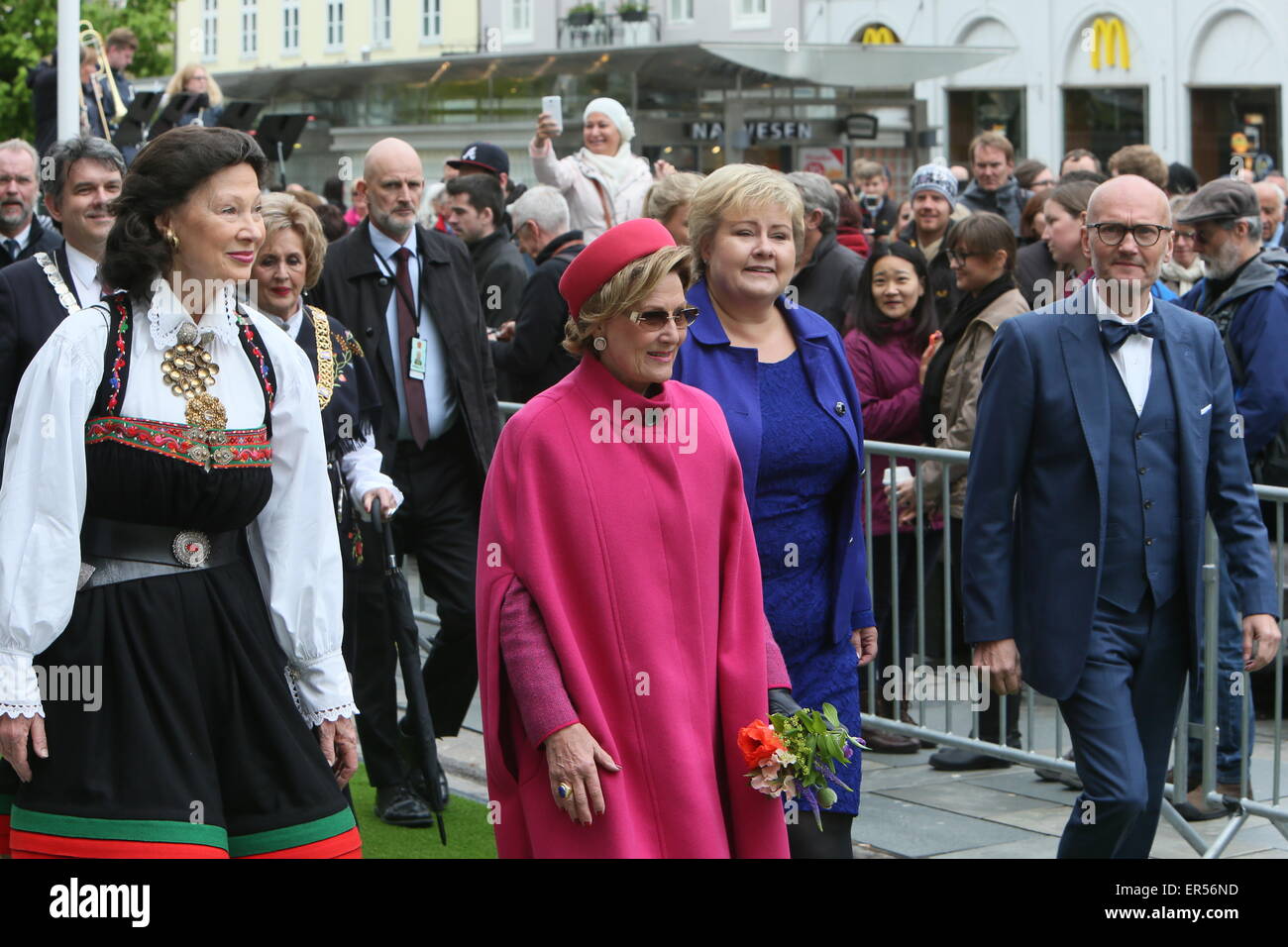 Bergen, Norvegia. 27 Maggio, 2015. Cantante norvegese e del politico Ase Kleveland (sinistra), Queen Sonja (centro) e il Primo Ministro Erna Solberg prima della cerimonia di apertura del Festival internazionale di Bergen a Bergen, Norvegia. Credito: Brendan Donnelly/Alamy Live News Foto Stock