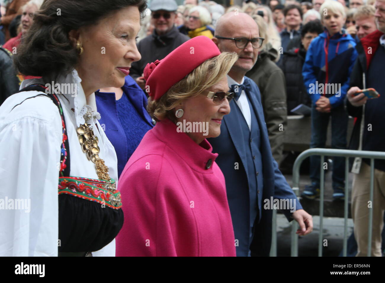 Bergen, Norvegia. 27 Maggio, 2015. Cantante norvegese e del politico Ase Kleveland (sinistra), Queen Sonja (centro) e il Primo Ministro Erna Solberg prima della cerimonia di apertura del Festival internazionale di Bergen a Bergen, Norvegia. Credito: Brendan Donnelly/Alamy Live News Foto Stock