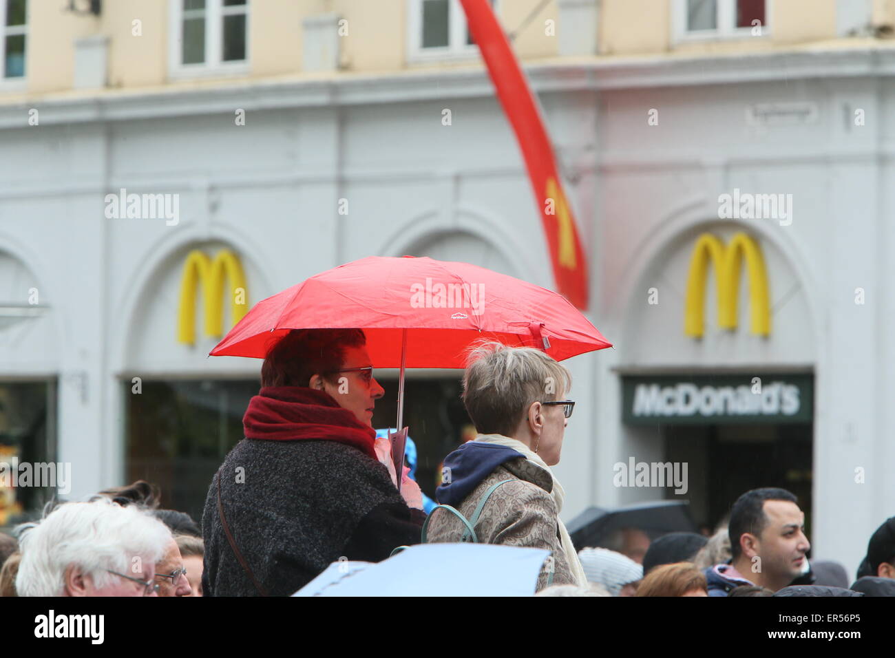 Bergen, Norvegia. 27 Maggio, 2015. Un pubblico orologi la cerimonia di apertura della 63a edizione Festival internazionale di Bergen in Piazza Torgallmenningenon a Bergen, Norvegia. Credito: Brendan Donnelly/Alamy Live News Foto Stock
