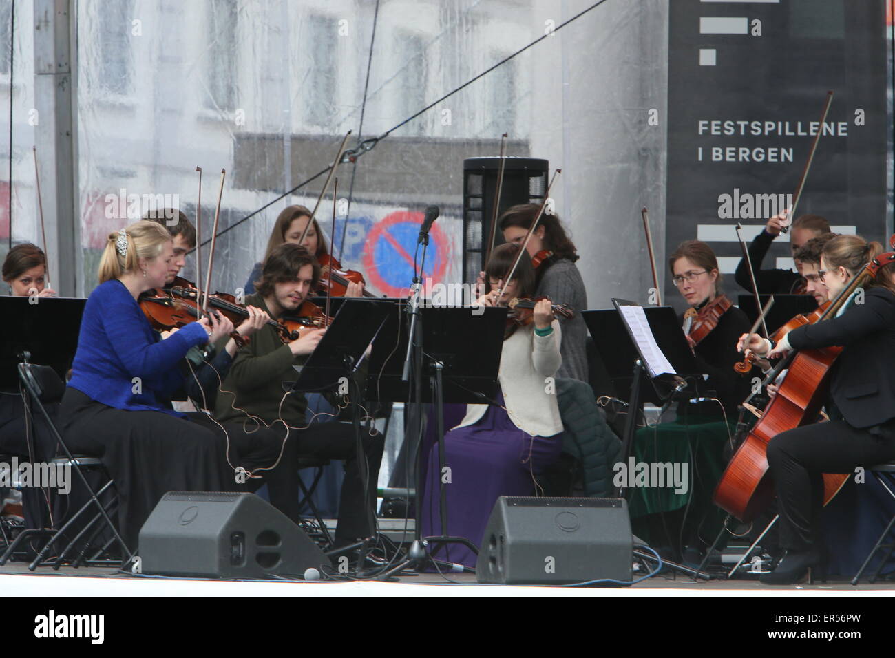 Bergen, Norvegia. 27 Maggio, 2015. I musicisti si esibiscono durante la cerimonia di apertura della 63a Bergen Festival internazionale di Bergen, Norvegia. Credito: Brendan Donnelly/Alamy Live News Foto Stock