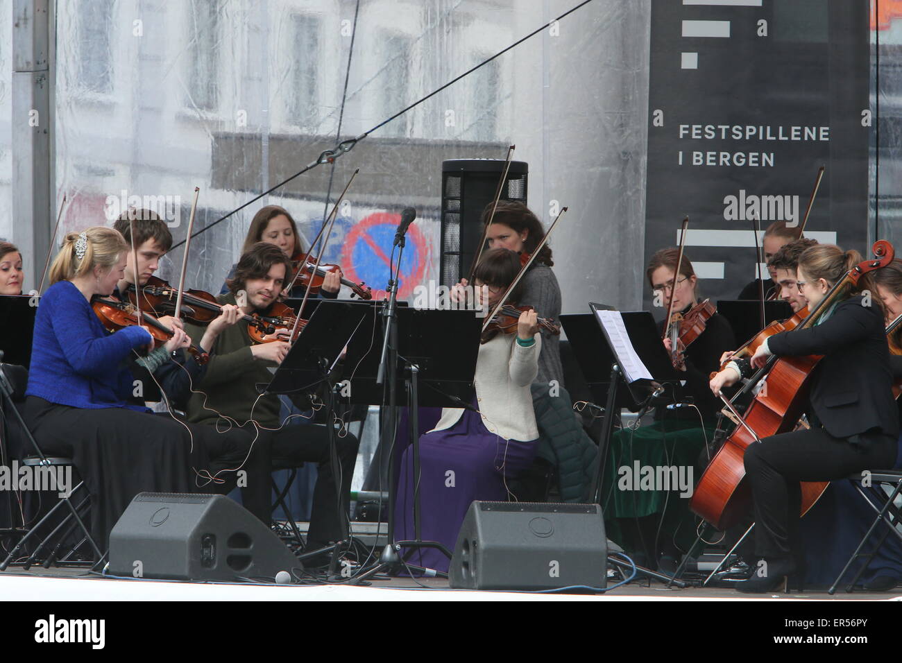 Bergen, Norvegia. 27 Maggio, 2015. I musicisti si esibiscono durante la cerimonia di apertura della 63a Bergen Festival internazionale di Bergen, Norvegia. Credito: Brendan Donnelly/Alamy Live News Foto Stock