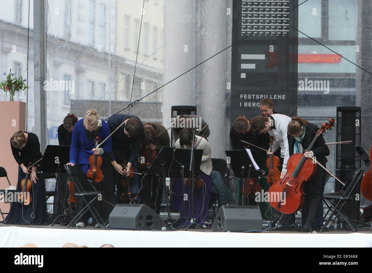 Bergen, Norvegia. 27 Maggio, 2015. Musicisti prua al pubblico dopo una performance durante la cerimonia di apertura della 63a Bergen Festival internazionale di Bergen, Norvegia. Credito: Brendan Donnelly/Alamy Live News Foto Stock