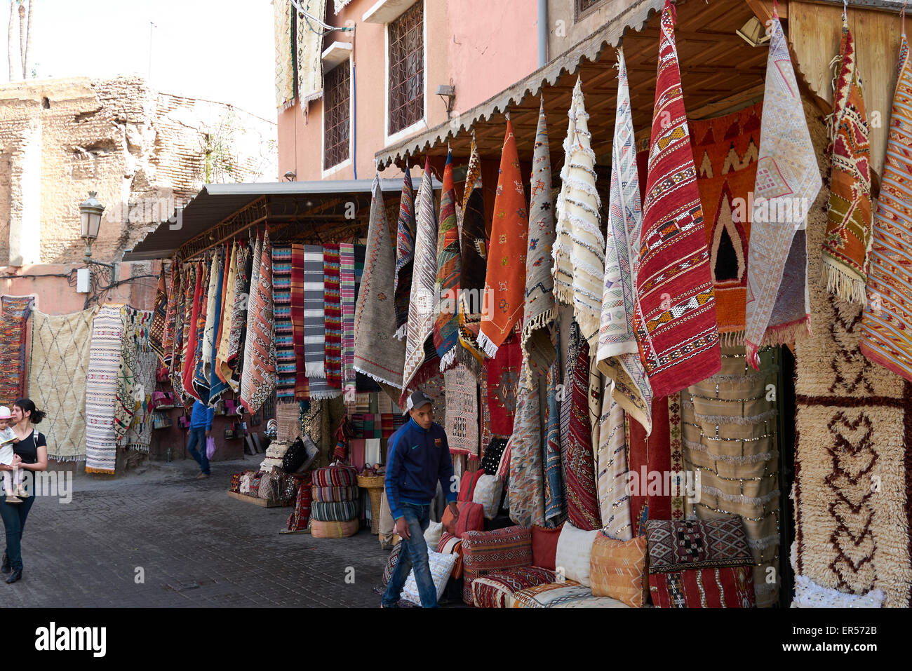 Strada del mercato vendono tappeti nella Medina di Marrakech Foto Stock