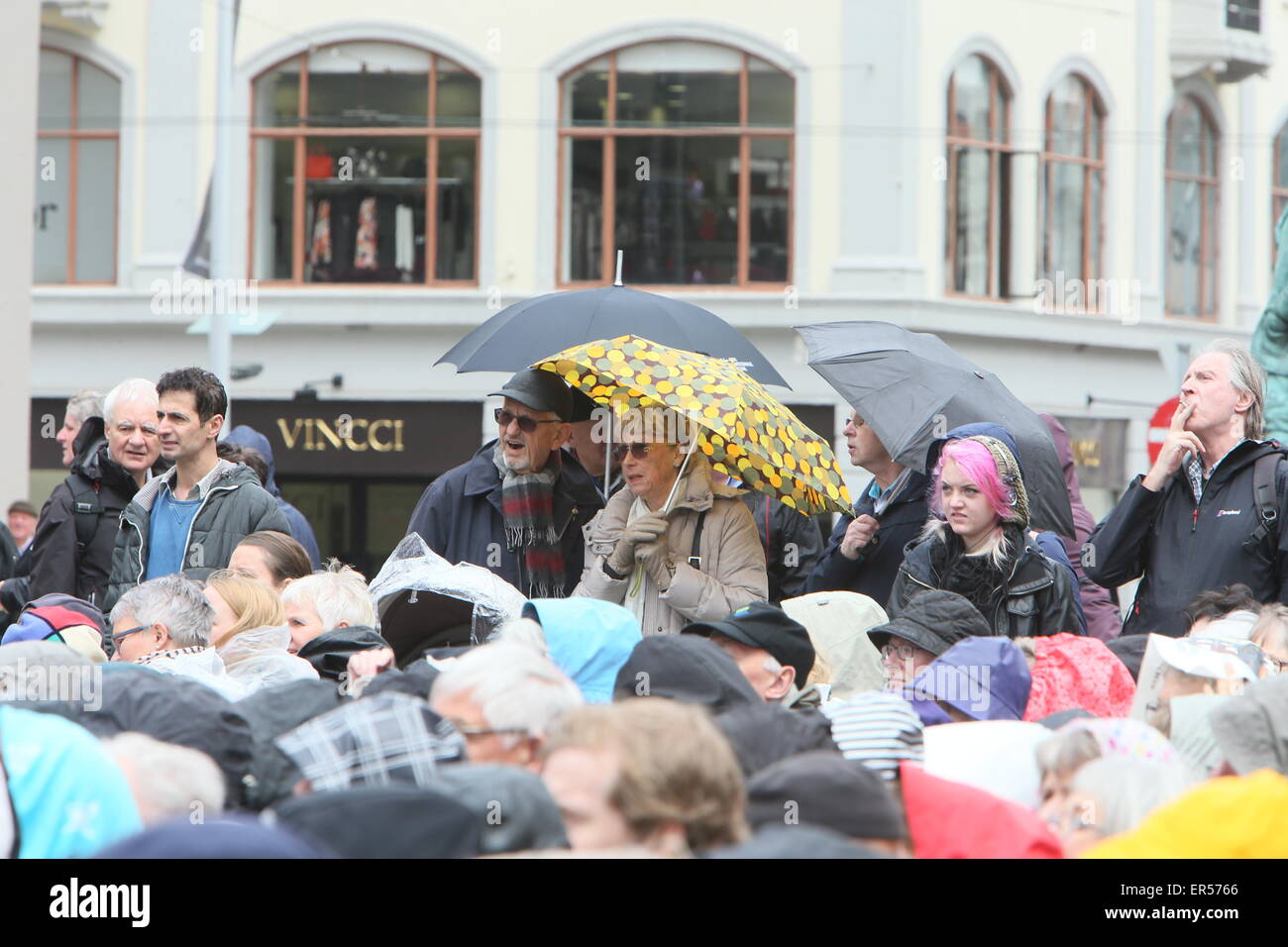 Bergen, Norvegia. 27 Maggio, 2015. Un pubblico orologi la cerimonia di apertura della 63a edizione Festival internazionale di Bergen in Piazza Torgallmenningenon a Bergen, Norvegia. Credito: Brendan Donnelly/Alamy Live News Foto Stock