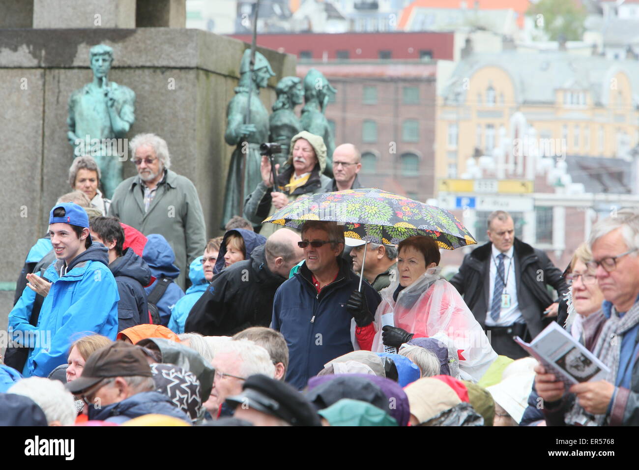 Bergen, Norvegia. 27 Maggio, 2015. Un pubblico orologi la cerimonia di apertura della 63a edizione Festival internazionale di Bergen in Piazza Torgallmenningenon a Bergen, Norvegia. Credito: Brendan Donnelly/Alamy Live News Foto Stock