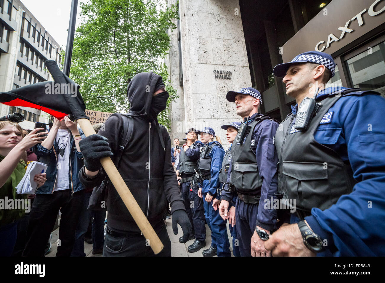 Londra, Regno Unito. 27 Maggio, 2015. Anti-Tory proteste in seguito alla apertura della condizione del Parlamento Credit: Guy Corbishley/Alamy Live News Foto Stock