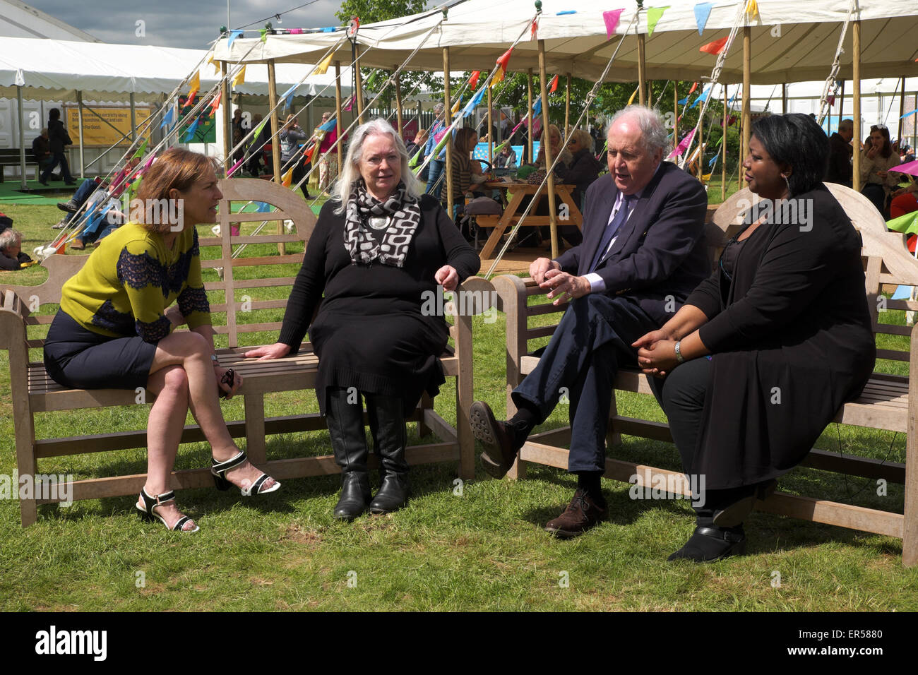 Presenter Kirsty Wark interviste ai bambini di Laureate Malorie Blackman, autore Alexander McCall Smith e poeta Gillian Clarke Foto Stock