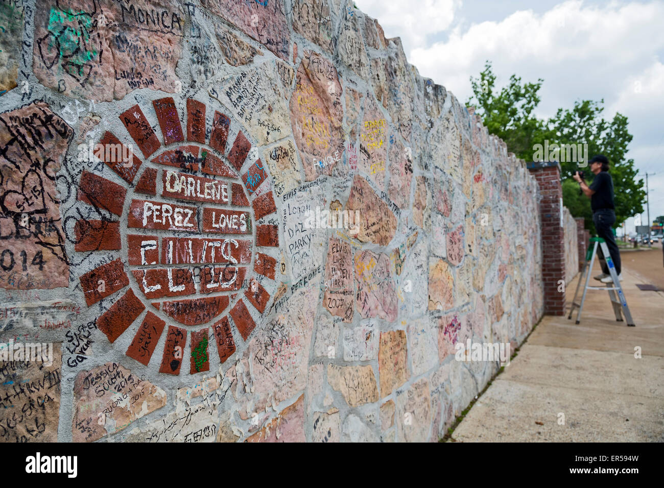 Memphis, Tennessee - Amore di note a Elvis Presley sinistra sul muro circostante Presley's Graceland mansion. Foto Stock