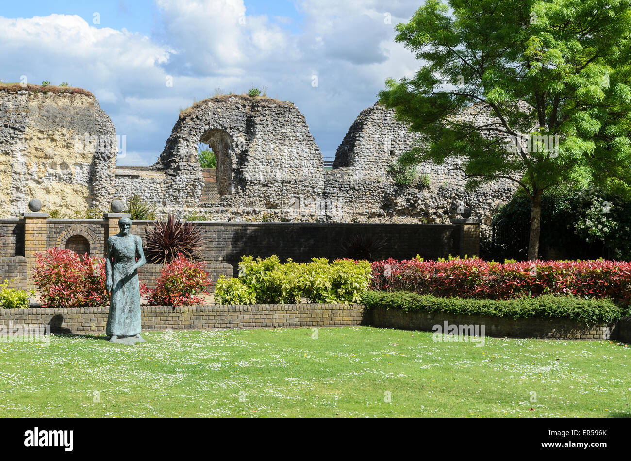 Una scultura di una figura vestita da Dame Elisabeth Frink nelle rovine della ex Abbazia dei benedettini a lettura , Berkshire, Regno Unito Foto Stock