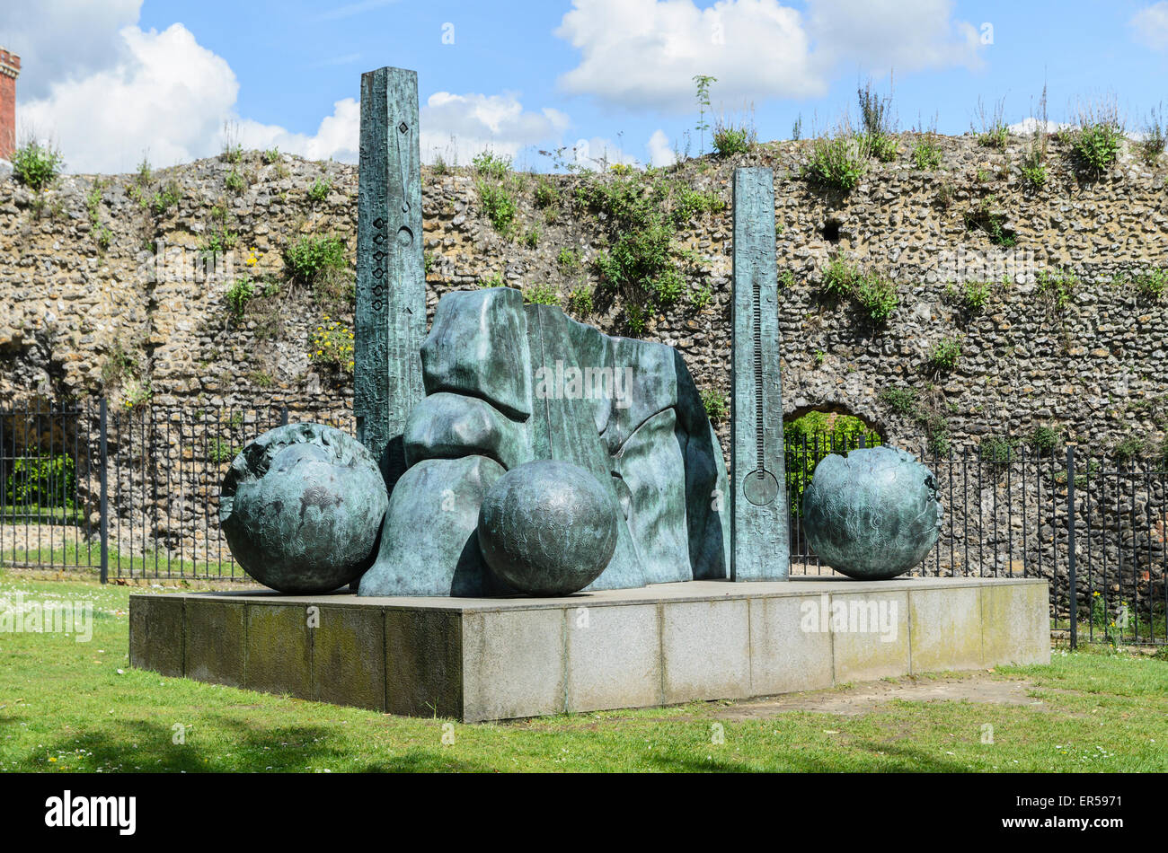 Una scultura da Jens Flemming Sørensen in Abbey Gardens, Reading, Berkshire, Regno Unito il sito delle rovine dell'abbazia di Reading. Foto Stock