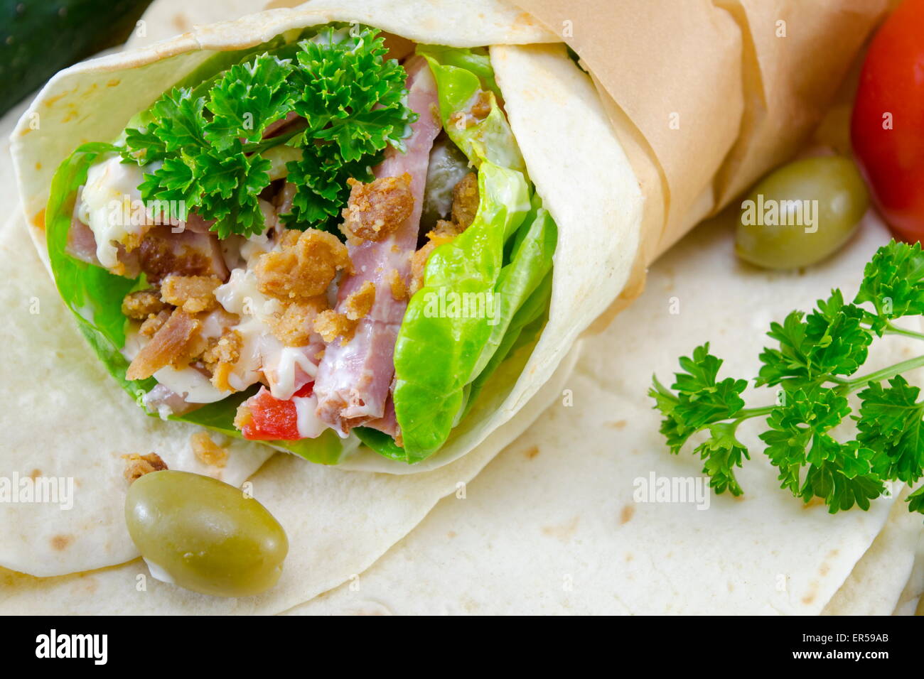 La tortilla in sandwich con verdure fresche e prosciutto Foto Stock
