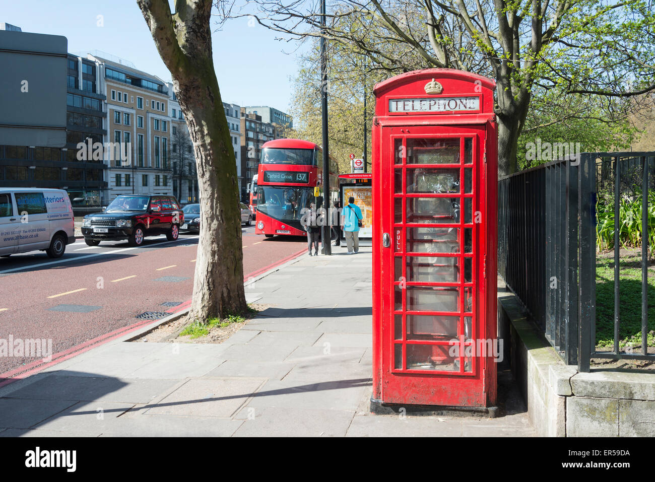 London red double-decker bus e cabina telefonica, Knightsbridge di Londra, Inghilterra, Regno Unito Foto Stock